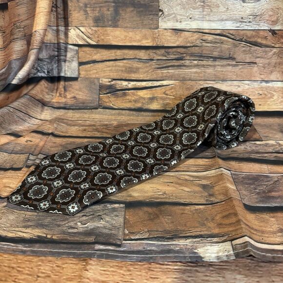 Vintage Johnny Carson Tie Brown Geometric Medallion Pattern Poly Men's Classic - Picture 2 of 5
